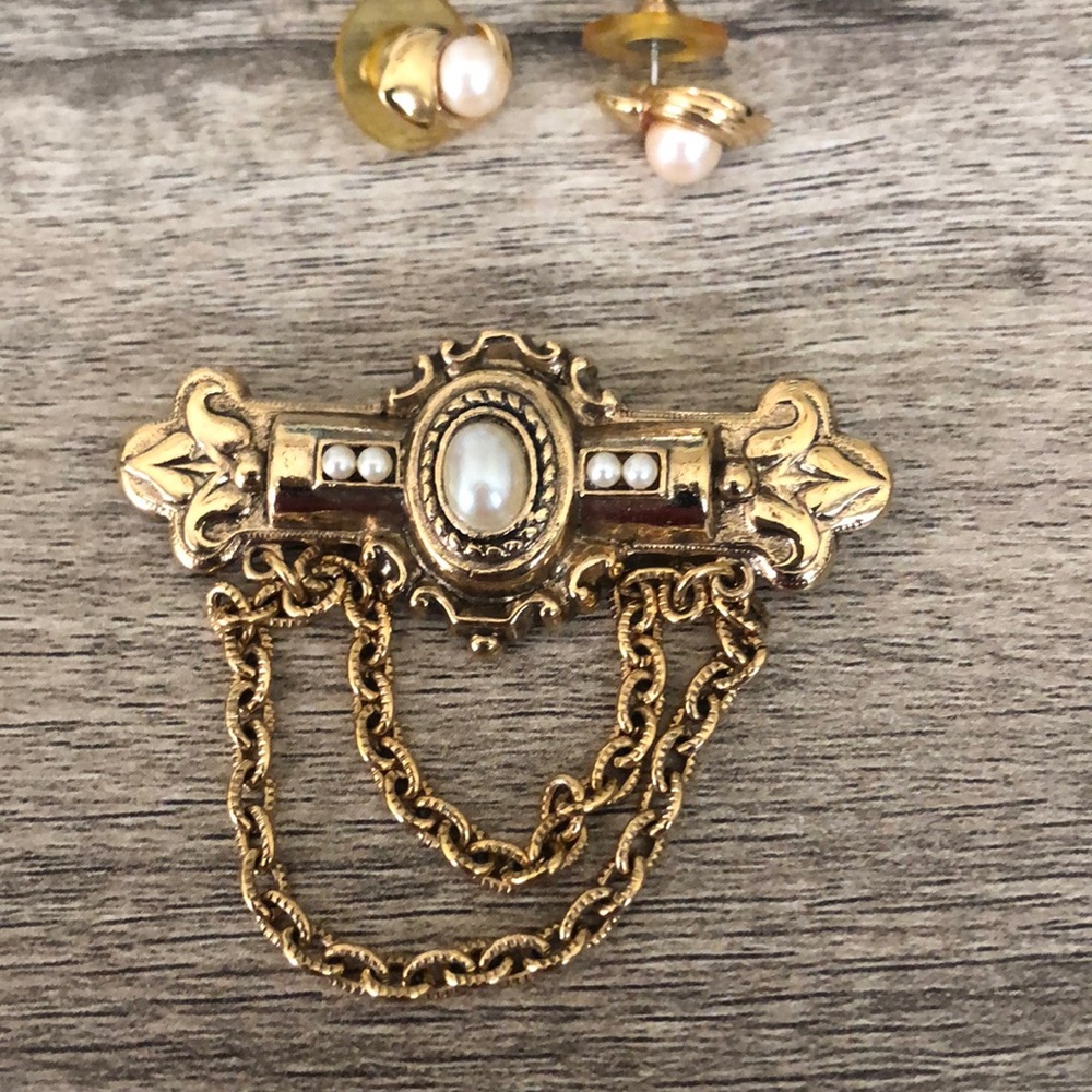 SOLD 💥(New Item) Broach and Earrings